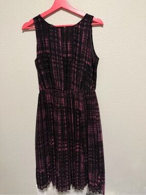 Banana Republic Pleated Dress – Size 6 – Black & Magenta Abstract Print